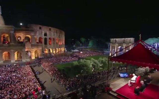 Motivul pentru care mii de pelerini au înconjurat, vineri, Colosseumul din Roma