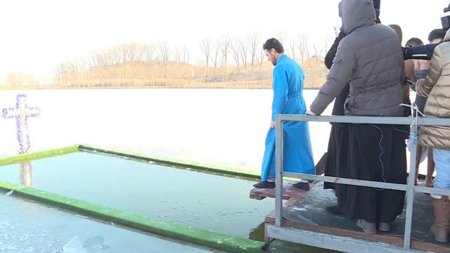 Tradițional, de Bobotează, Igor Dodon s-a scufundat în apa rece ca gheața