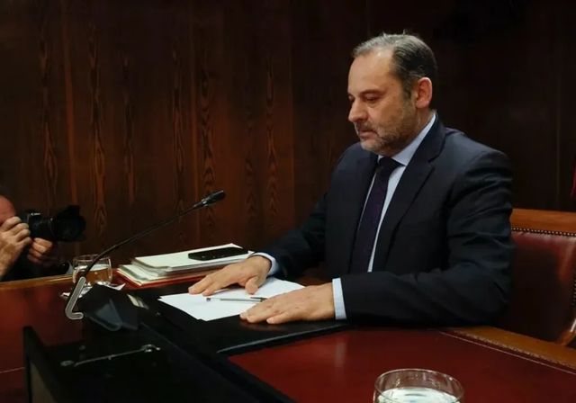 Ábalos alega ante el Supremo que «no es digital» y que hace un consumo compulsivo de folios para negar las mordidas