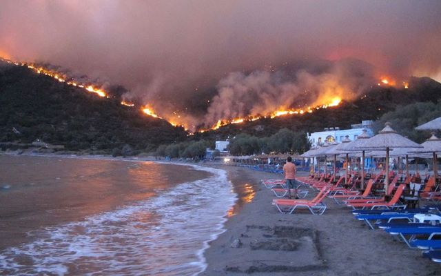 Grecia | Sute de turiști au fost evacuați de pe insula Samos, în urma unui incendiu de pădure