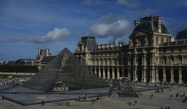 Rapina al Louvre all'apertura, polizia e ministra sul posto