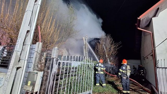 Incendiu la un automotor, 20 de persoane s-au autoevacuat