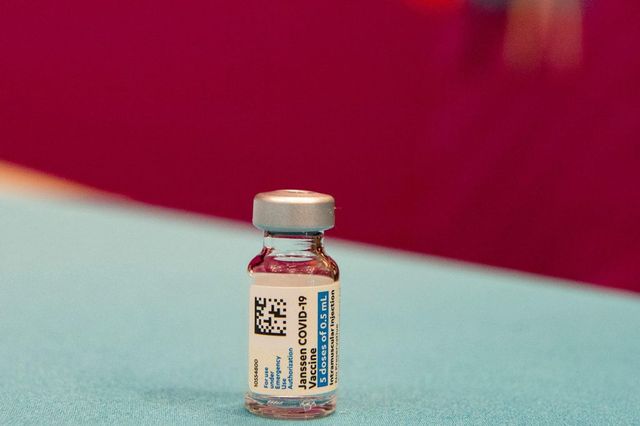 Vaccino covid Johnson & Johnson, rischio trombosi rara: Fda limita uso