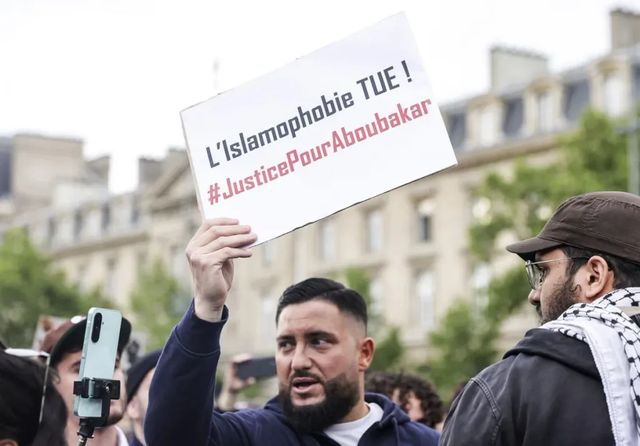 Un asesinato en una mezquita pone el racismo contra los musulmanes en el centro del debate en Francia