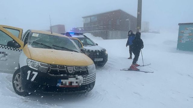 Un șofer de taxi a urcat cu mașina pe pârtia de schi, pentru a primi mai mulți bani de la client, dar a avut parte de o surpriză neplăcută