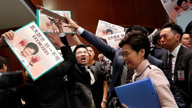 Sněmovna USA schválila zákony na podporu Hongkongu, Čína hromuje
