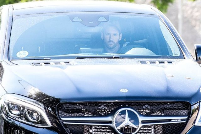 Lionel Messi Returns to Barcelona Training Ground after Deciding to Stay On