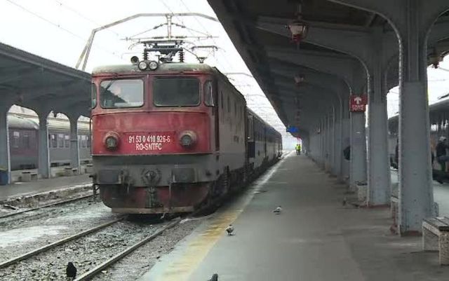 Accident feroviar mortal în Bacău. Doi tineri au murit după ce un tren cu 30 de pasageri a lovit o mașină
