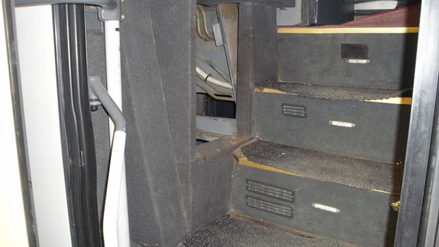 Откриха трима нелегални имигранти, скрити в тайник на автобус на „Капитан Андреево“