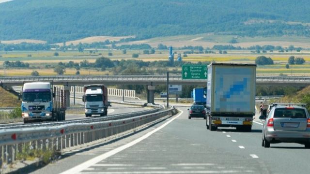 Спира продажбата на месечни винетки за камиони и автобуси от 2 февруари