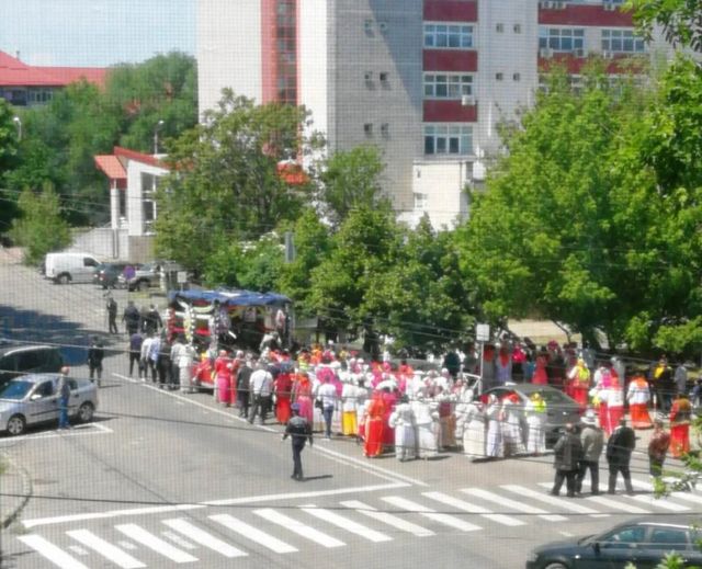 Înmormântare ilegală în Focșani! Peste 100 de rromi l-au condus pe ultimul drum pe nepotul unui bulibașă