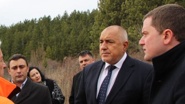 Премиерът инспектира новите тръби на водопровода в Перник