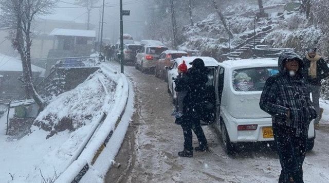 Tempesta di neve in Pakistan, almeno 19 persone morte nelle loro auto rimaste bloccate in strada