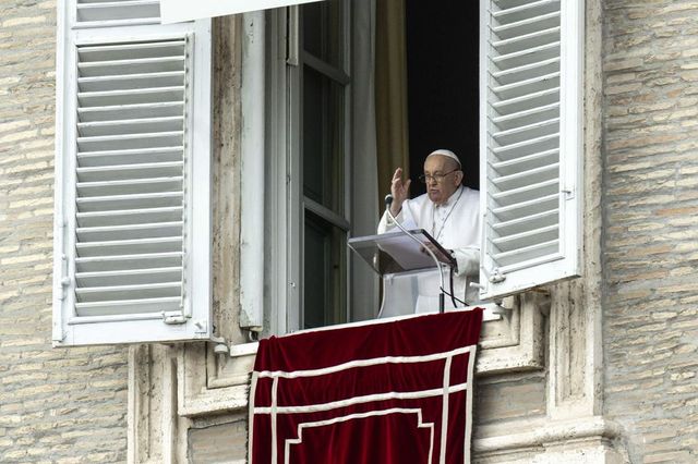 Papa Francesco raffreddato, non legge la catechesi