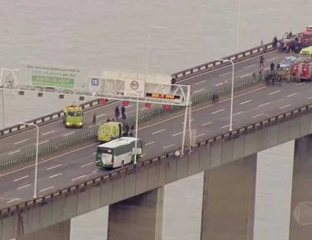 Маскиран въоръжен взе 18 души за заложници в автобус в Рио де Жанейро (Видео)