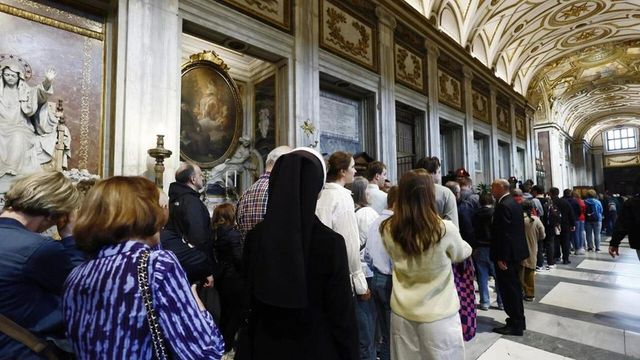 La commozione e l'applauso sulla tomba di Francesco