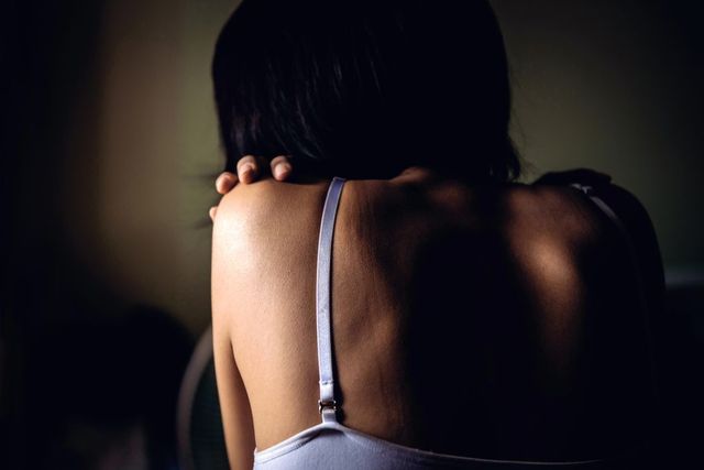 Fată de 17 ani, constrânsă să întrețină acte sexuale cu patru minori, într-un liceu