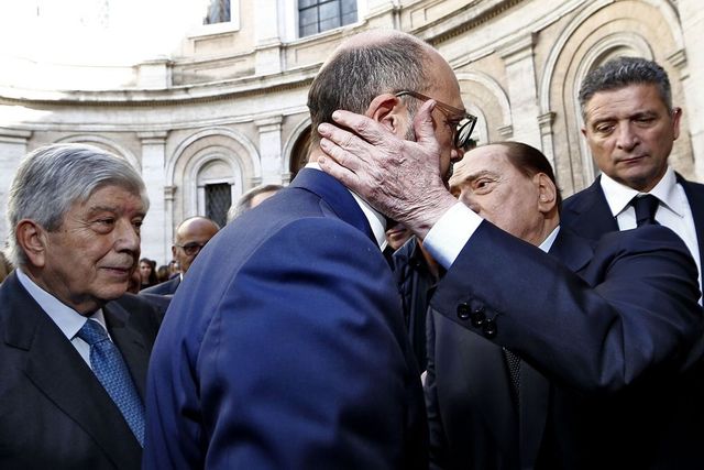 Il miracolo di Bonaiuti: abbraccio Berlusconi-Alfano