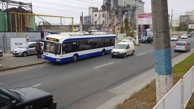 Еще одна авария в Кишиневе с участием троллейбуса - повреждены несколько автомобилей