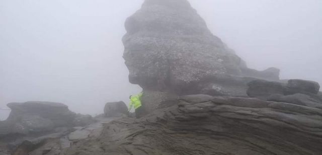 Călugăriță găsită în prag de hipotermie după ce s-a rătăcit în Munții Bucegi, vrând să ajungă la Sfinx