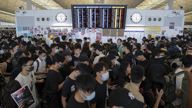 Hongkongské letiště kvůli demonstracím pro dnešek zrušilo všechny lety
