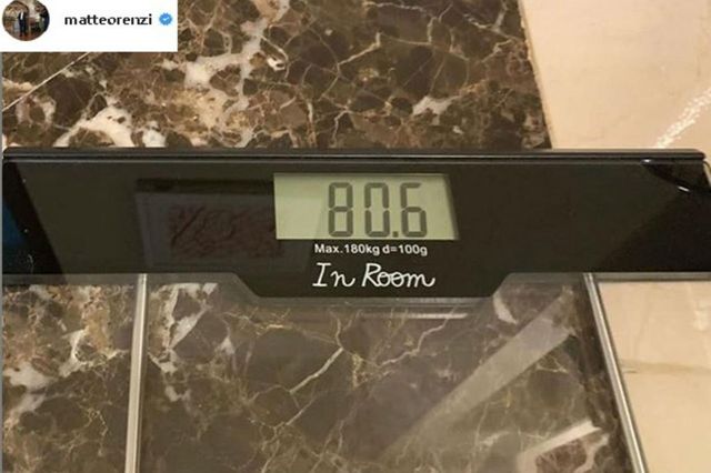“Persi 10 kg”, Renzi posta foto bilancia e festeggia