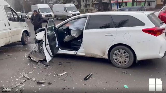 Accident în capitală: Două mașini, avariate, după ce s-au ciocnit violent pe o stradă din sectorul Botanica