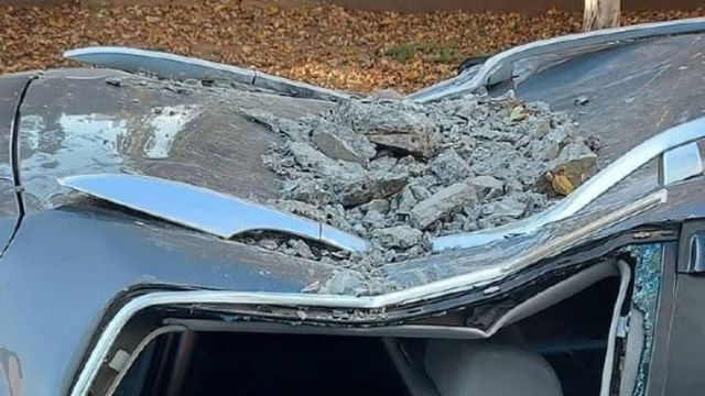 На Буюканах бетонный столб рухнул на автомобиль