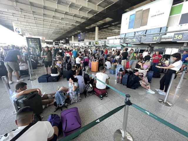 ++ Incendio vicino aeroporto di Catania, sospesi i voli ++