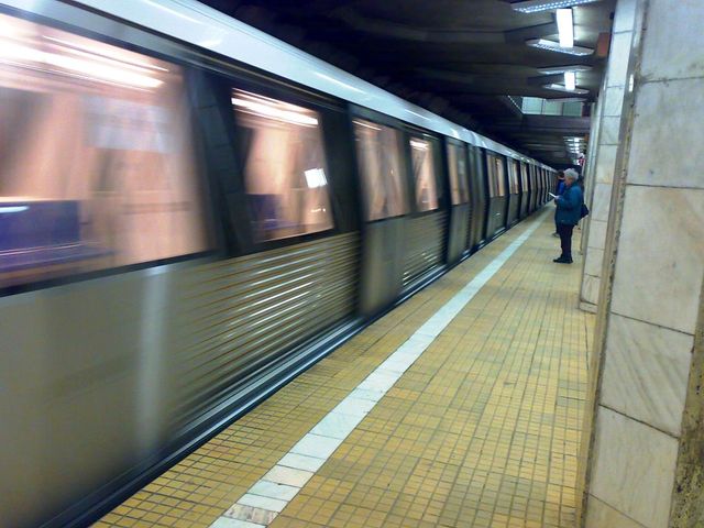 Circulația metroului se desfășoară cu întârziere după ce o persoană a căzut pe șine la Aurel Vlaicu