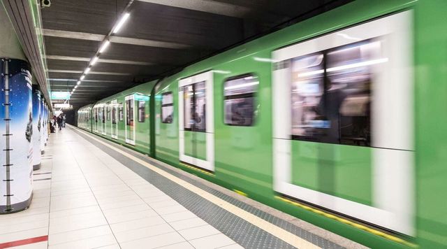 Milano, spinge ragazza sui binari della metro: il video