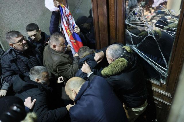Violenti scontri a Belgrado, 35 arresti e poliziotti feriti