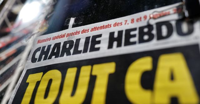 Útočníci pobodali u bývalé redakce Charlie Hebdo čtyři lidi, nyní jsou na útěku