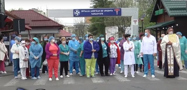Zeci de cadre medicale de la spitalul din Târgoviște au ieșit cu echipamente medicale în stradă să se închine la moaște