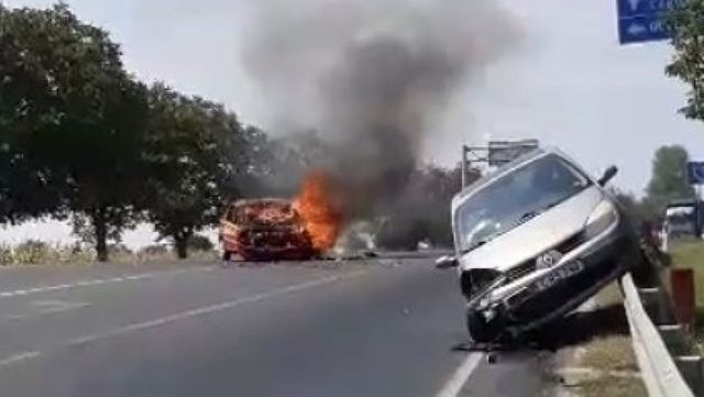 Accident pe traseul Chișinău-Hîncești. Un taximetru a ars, iar un Renault a ajuns în parapet