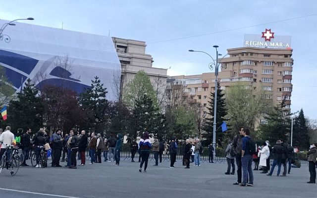 Manifestație în Piața Victoriei după votul la alegerile europarlamentare și la referendum