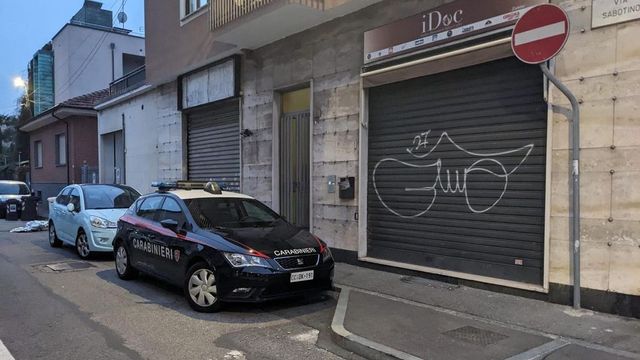 Uomo ucciso a coltellate a Collegno, colpito da un uomo incappucciato