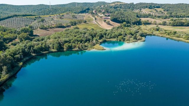 Grosseto, un ragazzo di 18 anni muore annegato nel lago Accesa
