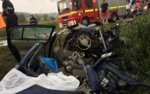 Doi morți și 3 răniți, după ce o mașină a fost spulberată de un TIR, în Brașov