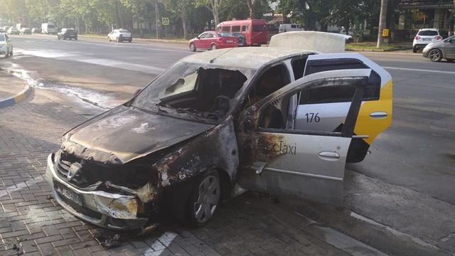 Din ce cauză o mașină de taxi a luat foc în apropierea unei stații PECO din Chișinău, după ce șoferul a făcut plinul