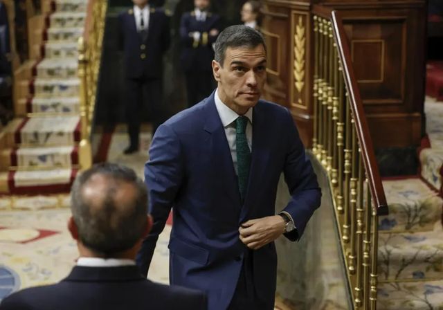Sánchez esquiva las preguntas sobre Cerdán frente a Feijóo, que acusa al Gobierno de “llenar el bolsillo de sus corruptos”