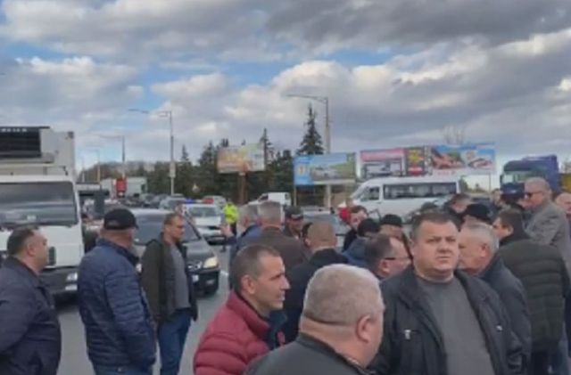 Transportatorii au blocat traseul Chișinău-Bălți în semn de protest