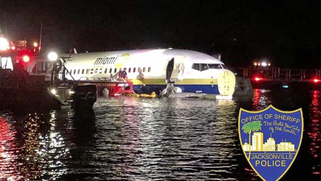 Un avion cu 143 de oameni la bord a ajuns într-un râu