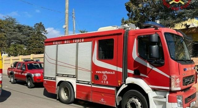 Crolla una palazzina durante i lavori, forse ci sono operai sotto le macerie