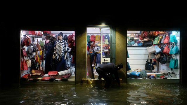 Doi morți și apă de doi metri în Veneția, după cea mai puternică maree din ultimii 50 de ani