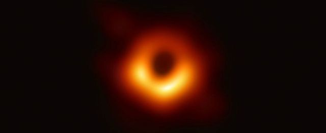 Ecco la prima immagine di un buco nero