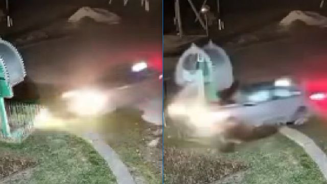 Momentul în care un taxi intră cu viteză într-o cruce și o…