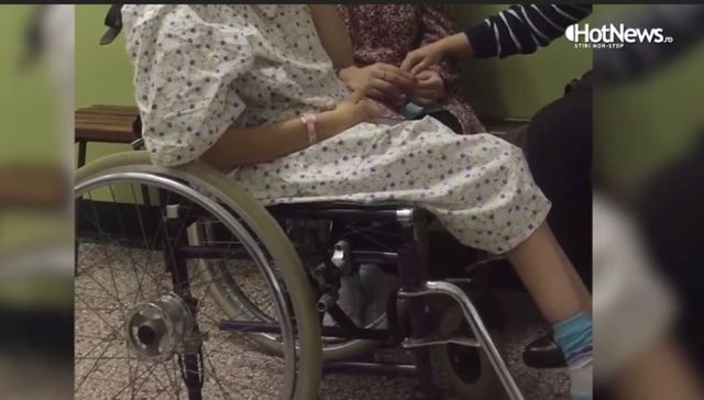 Fetița din Târgoviște, imobilizată într-un scaun cu rotile, a spus cine a abuzat-o după ce a născut