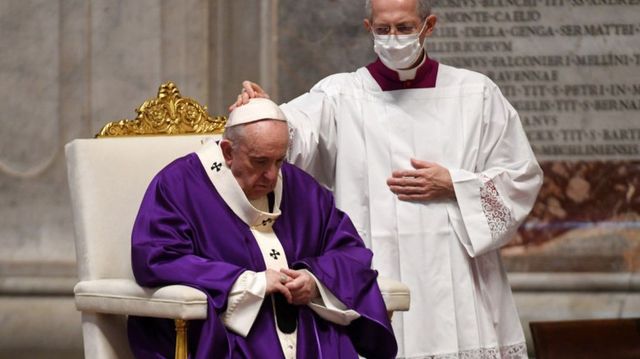 Papa Francisc nu va oficia slujbele de Anul Nou de la Vatican