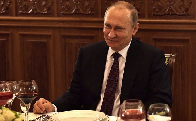 Dodon i-a daruit lui Putin cateva poloboace de vin cu ocazia zilei de naștere a acestuia